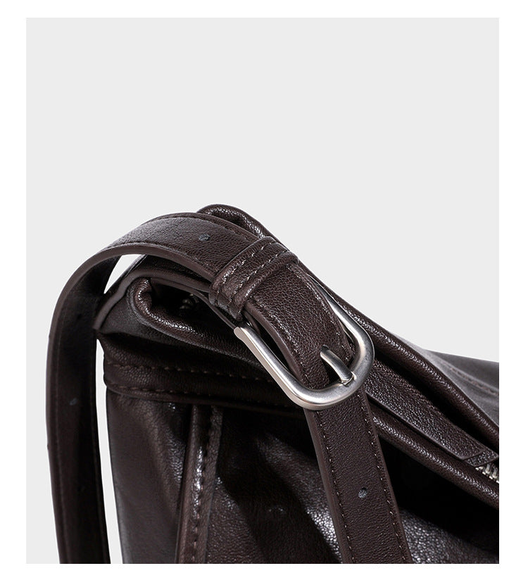 Weich fallende, geräumige Schulter- und Crossbody-Tasche in Lederoptik mit vorderer Klappentasche, Reißverschluss oben und langem verstellbarem Riemen