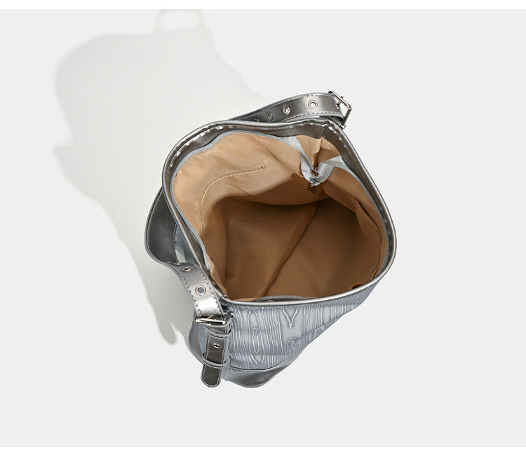 Lässig geformte Hobo-Schultertasche in Silbergrau mit holzmaserungsgeprägten Einsätzen, glänzender Metallic-Einfassung, Reißverschluss oben und vorderem Überschlag