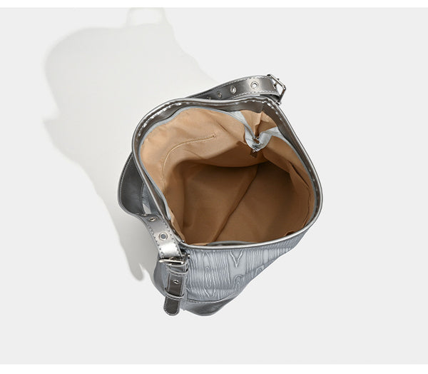 Lässig geformte Hobo-Schultertasche in Silbergrau mit holzmaserungsgeprägten Einsätzen, glänzender Metallic-Einfassung, Reißverschluss oben und vorderem Überschlag