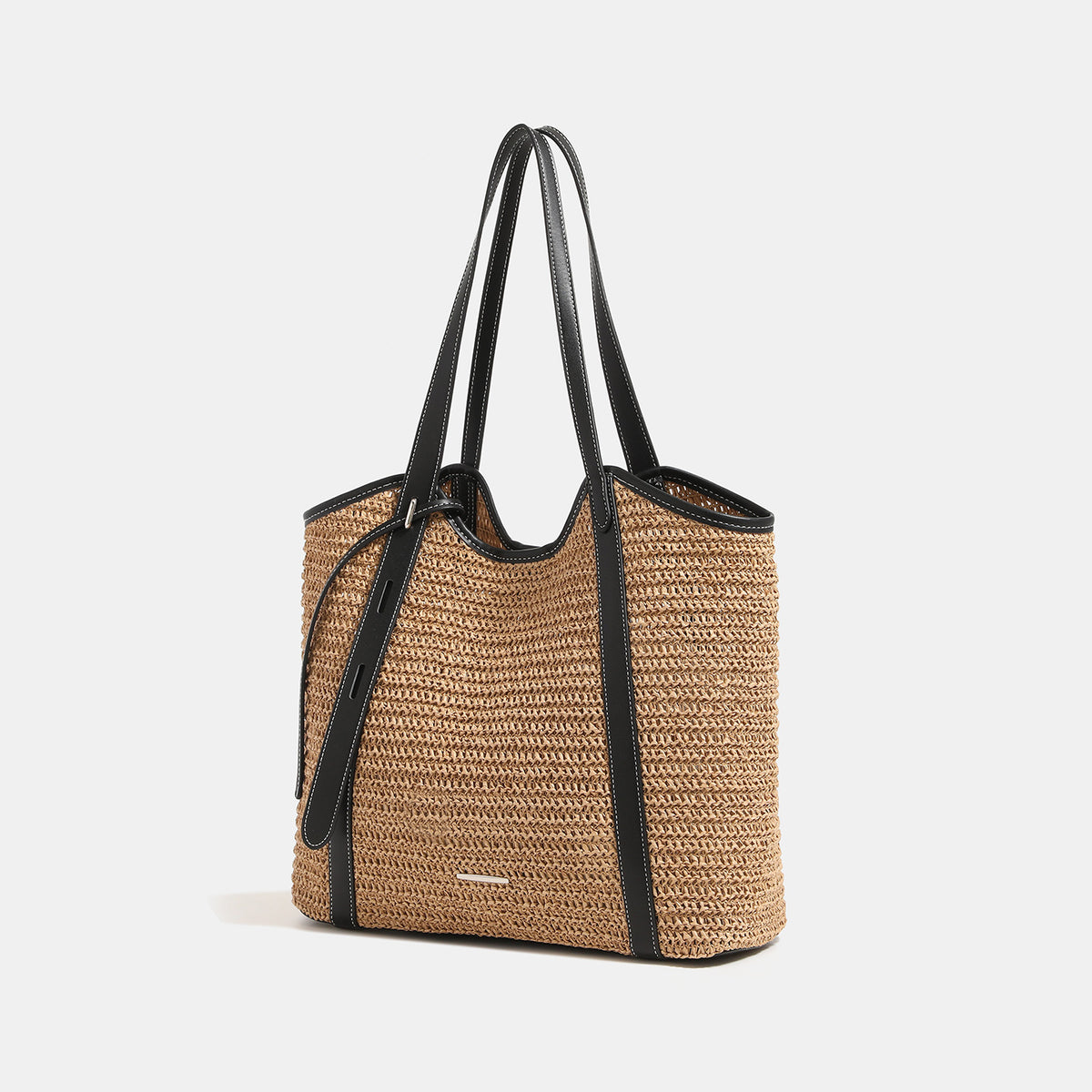 Camelbraune, gewebte Tragetasche in Raffia-Optik mit schwarzer Besatzkante in Lederoptik, langen Schulterriemen und magnetischem Druckverschluss, Detailansicht 3