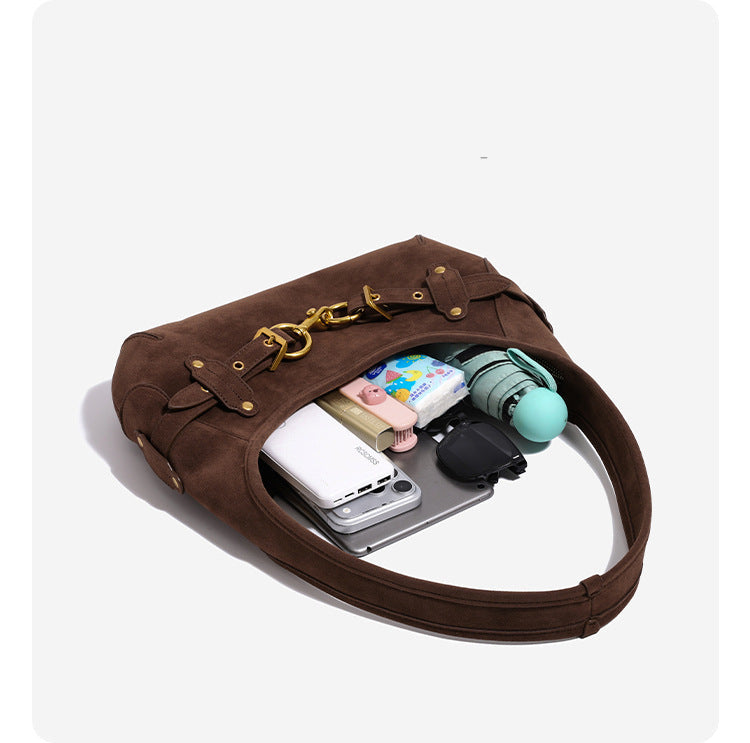 Sichelförmige Hobo-Schultertasche mit Ring- und Schnallendetails in Goldoptik, Detailansicht 13