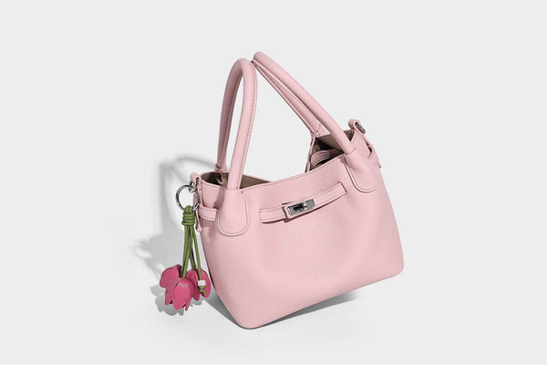 Kleine, strukturierte Tote-Bag mit genarbter Oberfläche, silberfarbenem Drehverschluss, zwei Tragegriffen, abnehmbarem Schulterriemen und