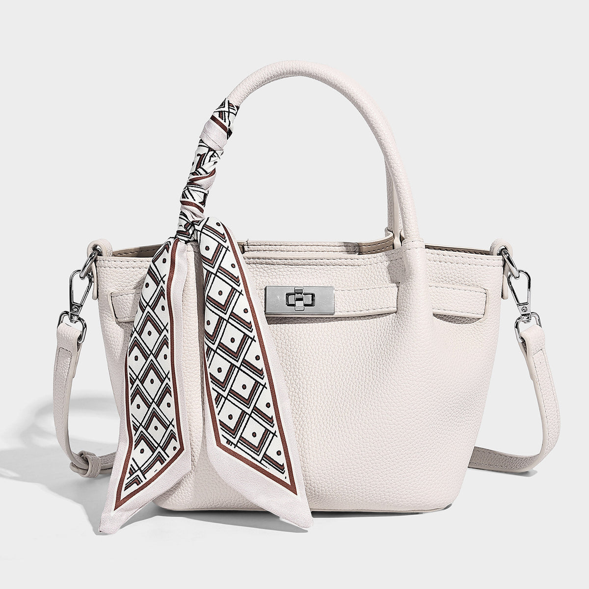 Kleine strukturierte Henkeltasche aus genarbtem Material in Taupe mit zwei Henkeln, bedrucktem Schalband, vorderem Drehverschluss und, Detailansicht