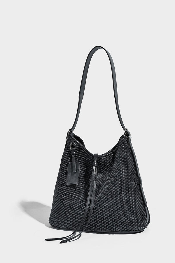 Große Schultertasche in Beutelform mit Flechtoptik, glatten Besätzen in Lederoptik, verstellbarem Riemen und hängendem Anhänger-Detail, Detailansicht
