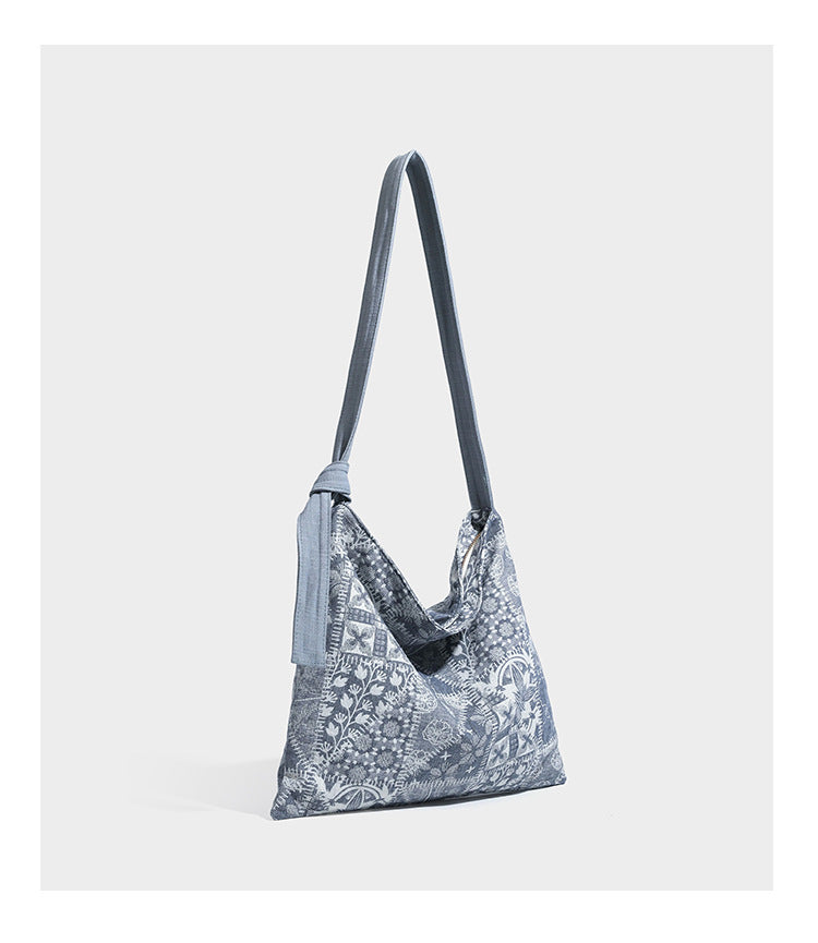 Weich fallende Hobo-Schultertasche aus Canvas mit botanischem Print, langem geknotetem Riemen und Reißverschluss oben, Detailansicht 13
