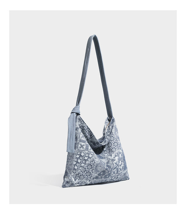Weich fallende Hobo-Schultertasche aus Canvas mit botanischem Print, langem geknotetem Riemen und Reißverschluss oben, Detailansicht 13
