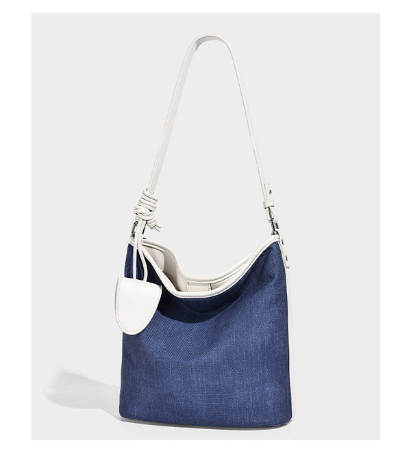 Große Beutel-Schultertasche aus Canvas in Denim-Optik mit Besatz in Lederoptik, geknotetem Trageriemen und abnehmbarem Mini-Fronttäschchen