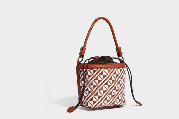 Kleine gewebte geometrische Bucket-Bag mit geflochtenem Henkel in Lederoptik und Kordelzugverschluss im zweifarbigen Muster aus Braun und Weiß