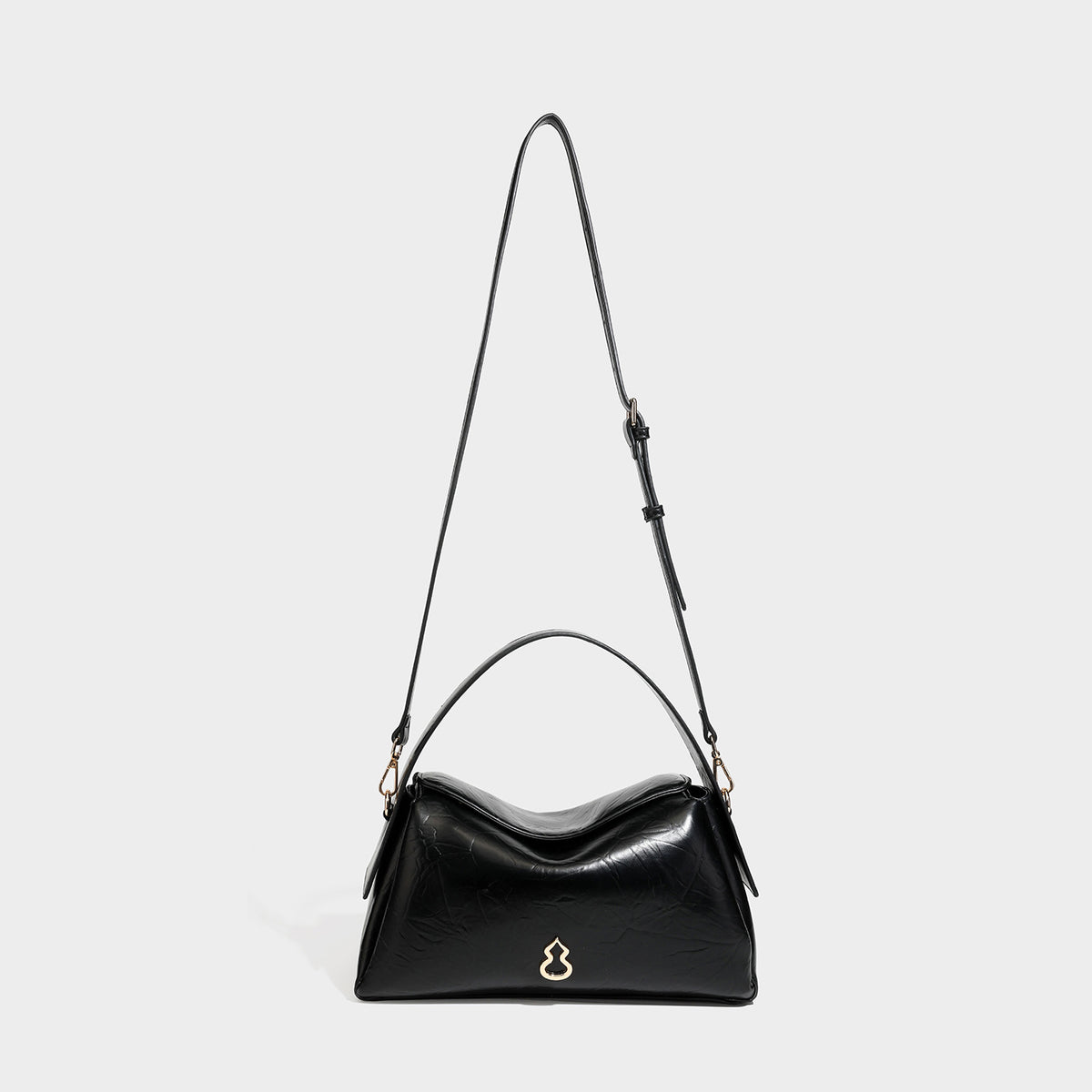 Glänzende, geknautschte trapezförmige Schultertasche mit Klappverschluss, goldfarbenen Logo-Details, Tragegriff und abnehmbarem, verstellbarem