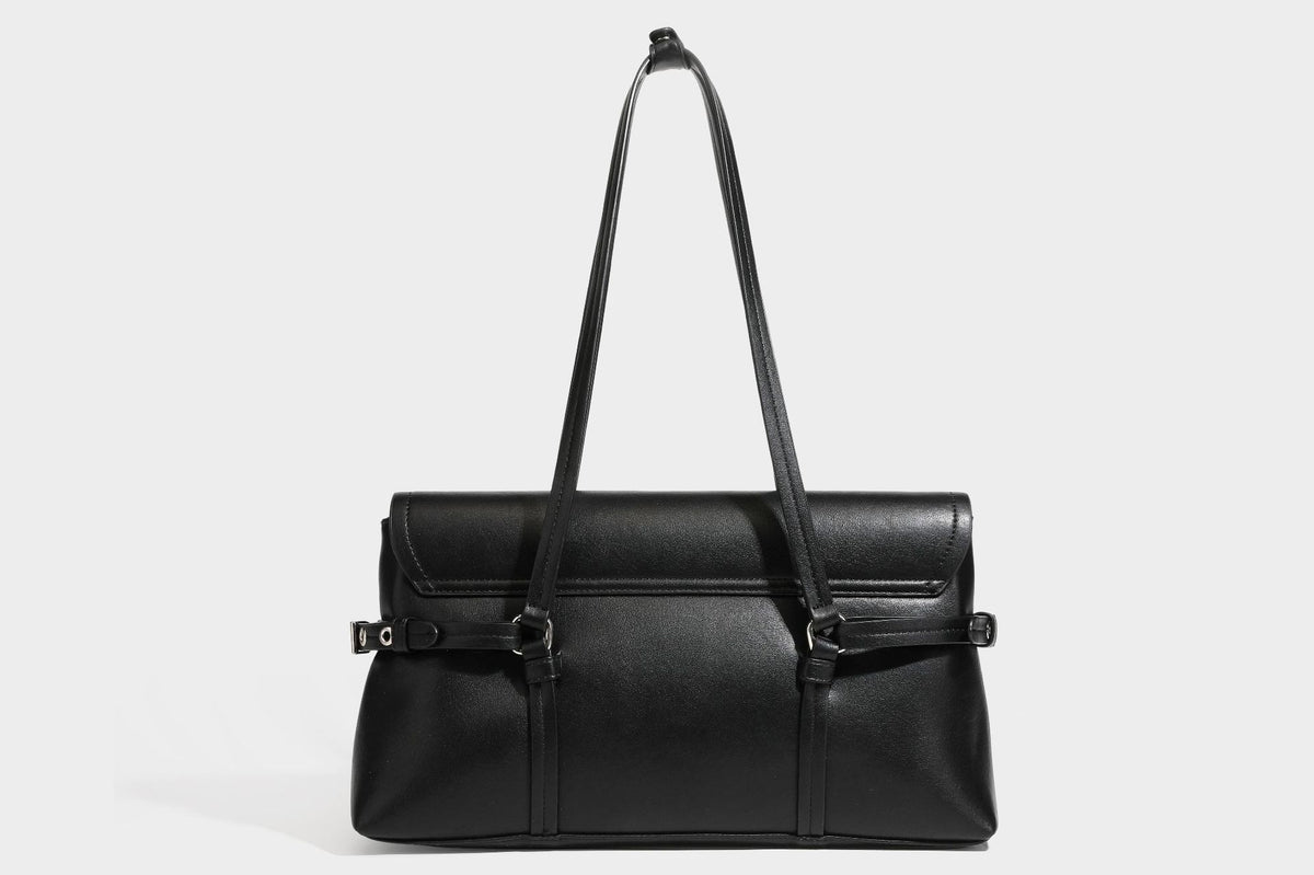 Strukturierte rechteckige Schultertasche mit Überschlagverschluss, vorderem Schnallengurt-Detail und ringförmigen Beschlägen in