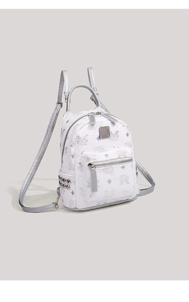 Kleiner, strukturierter Mini-Rucksack in Silber mit kuppelförmigem Design, genarbter Prägung, silberfarbenen Beschlägen, Tragegriff und Reißverschlussfach vorn