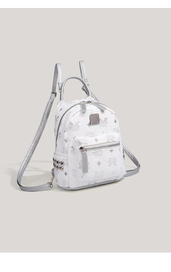 Kleiner, strukturierter Mini-Rucksack in Silber mit kuppelförmigem Design, genarbter Prägung, silberfarbenen Beschlägen, Tragegriff und Reißverschlussfach vorn