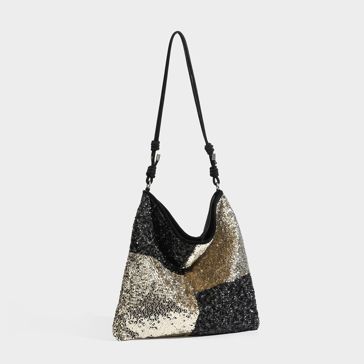 Lässig fallende Schulter-Tote mit Patchwork-Pailletten, Colorblocking-Einsätzen in Schwarz-Gold oder Creme-Silber und verstellbarem schmalem Riemen
