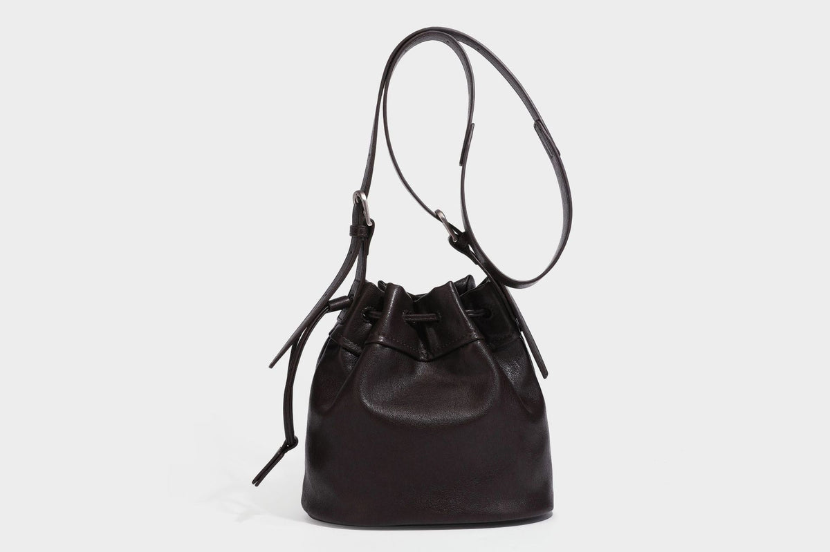 Kleine Beuteltasche in genarbter Lederoptik mit Kordelzug, verstellbarem Crossbody-Riemen und silberfarbenen Beschlägen, Detailansicht 26