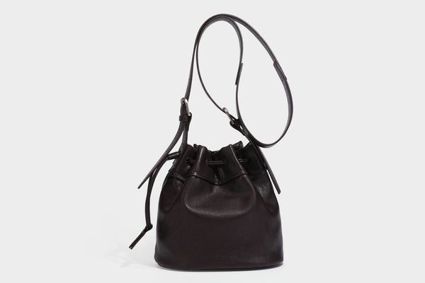 Kleine Beuteltasche in genarbter Lederoptik mit Kordelzug, verstellbarem Crossbody-Riemen und silberfarbenen Beschlägen, Detailansicht 26