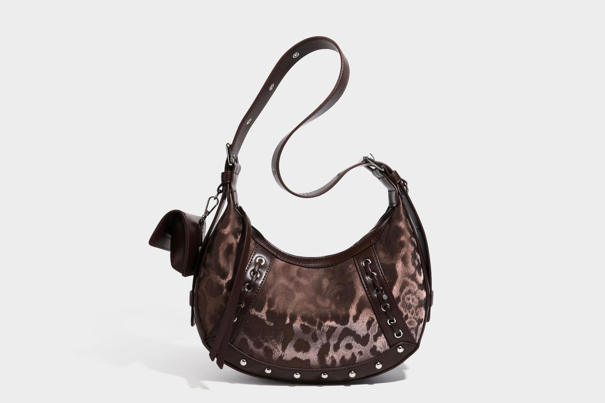 Crescent-Hobo-Schultertasche mit braunem Leopardenmuster, silbernen Nieten, Ösenbesatz, verstellbarem Riemen und abnehmbarem Mini
