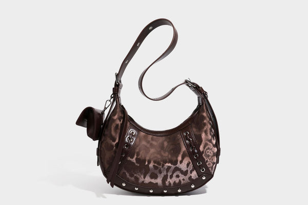 Crescent-Hobo-Schultertasche mit braunem Leopardenmuster, silbernen Nieten, Ösenbesatz, verstellbarem Riemen und abnehmbarem Mini