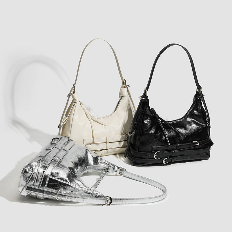 Lässige Hobo-Schultertasche in glänzender, geknautschter Lederoptik mit silberfarbenen Schnallenbeschlägen und schmalem verstellbarem Riemen