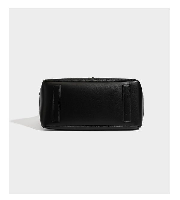 Schwarze Tote-Bag aus genarbtem Material in Lederoptik mit kürbisförmigen Beschlägen in Goldoptik, zwei Henkeln und abnehmbarem Umhängeriemen, Detailansicht
