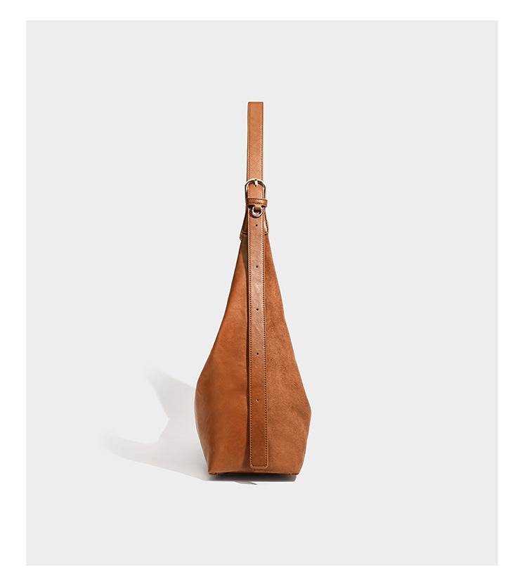 Lässig fallende Hobo-Schultertasche mit strukturierter Wildlederoptik, Reißverschluss oben, Quasten-Zippern und goldfarbenem, verstellbarem