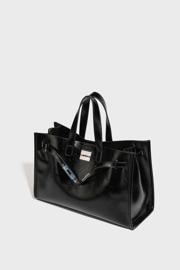 Strukturierte, glänzende Tote-Bag in Lederoptik mit silberfarbenem Drehverschluss, zwei Tragegriffen und abnehmbarem Schulterriemen, Detailansicht