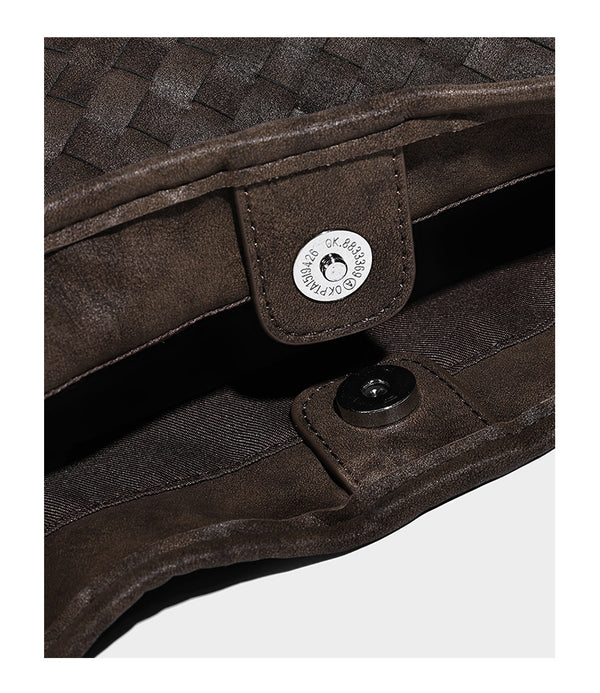 Lässige geflochtene Hobo-Schultertasche mit Korbgeflecht-Textur, befestigter Mini-Tasche vorne und verstellbarem geknotetem Riemen, Detailaufnahme