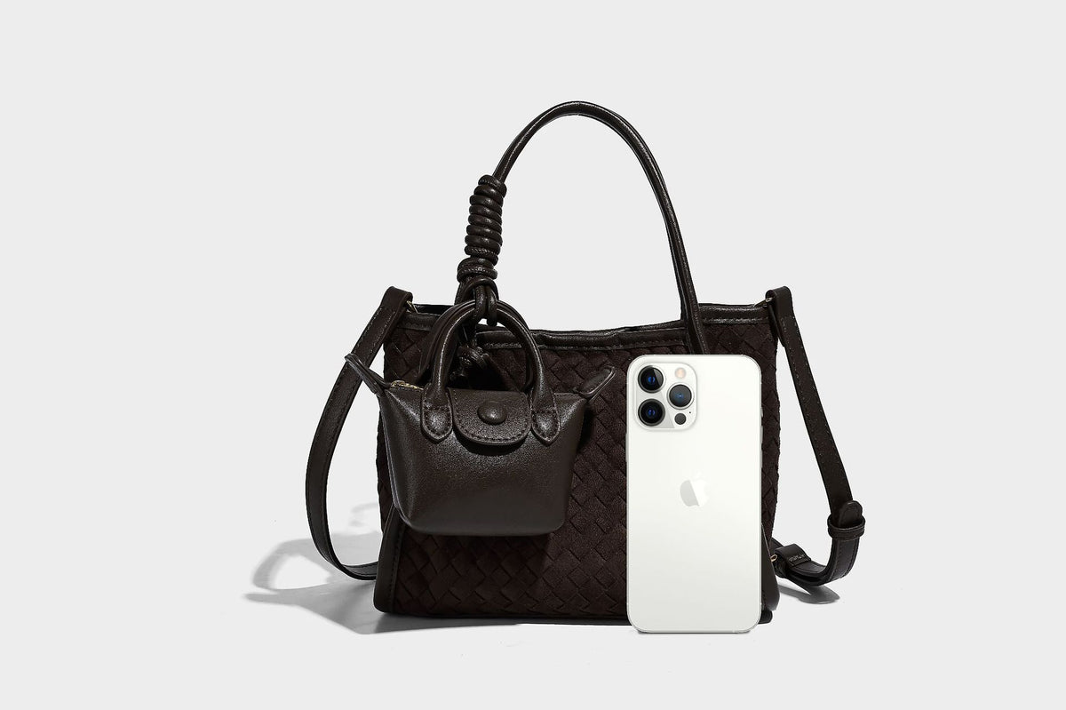 Strukturierte Tote-Bag mit gewebter Oberfläche, befestigtem Mini-Charm-Täschchen, geknoteten Tragegriffen und abnehmbarem Schulterriemen, Detailansicht