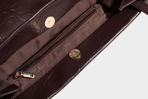 Strukturierte rechteckige Tote-Schultertasche aus glänzender, geknitterter Lederoptik mit langen Doppelträgern und Emblem in Goldoptik