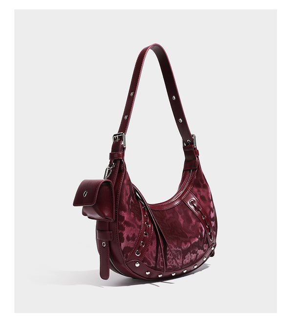 Crescent-Hobo-Schultertasche mit braunem Leopardenprint, silberfarbenen Nieten, Ösenbesatz, verstellbarem Riemen und abnehmbarem Mini