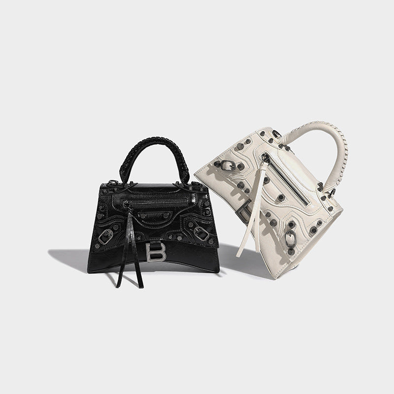 Strukturierte Trapez-Handtasche mit silberfarbenen Nieten, Verschluss mit B-Logo, geflochtenem Henkel und abnehmbarem Schulterriemen