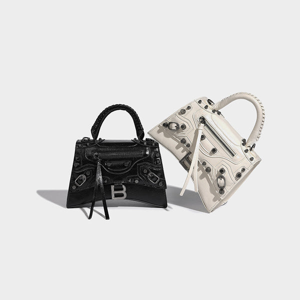 Strukturierte Trapez-Handtasche mit silberfarbenen Nieten, Verschluss mit B-Logo, geflochtenem Henkel und abnehmbarem Schulterriemen