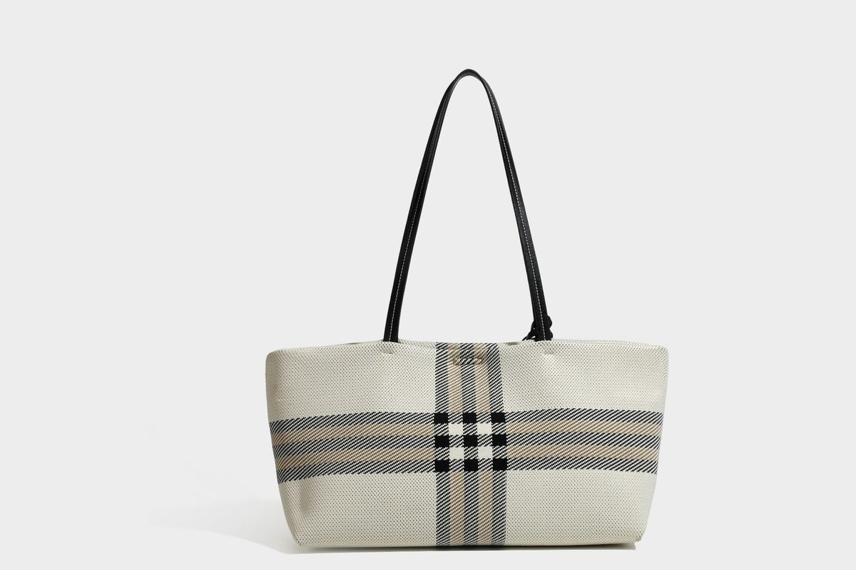 Strukturierte karierte Tote-Bag aus Webmaterial mit langen Schulterriemen in schwarzer Lederoptik und befestigter schwarzer Reißverschlusstasche, Detailansicht 23