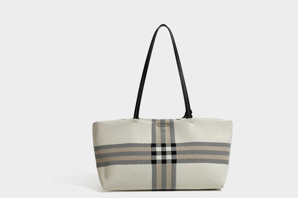 Strukturierte karierte Tote-Bag aus Webmaterial mit langen Schulterriemen in schwarzer Lederoptik und befestigter schwarzer Reißverschlusstasche, Detailansicht 23