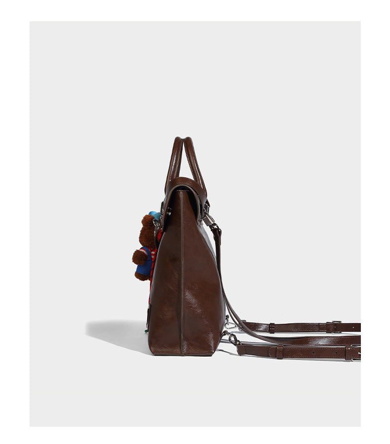 Große glänzende wandelbare Tote-Bag in Lederoptik mit Plüschbären-Anhänger und silberfarbenen Beschlägen, Detailansicht 9