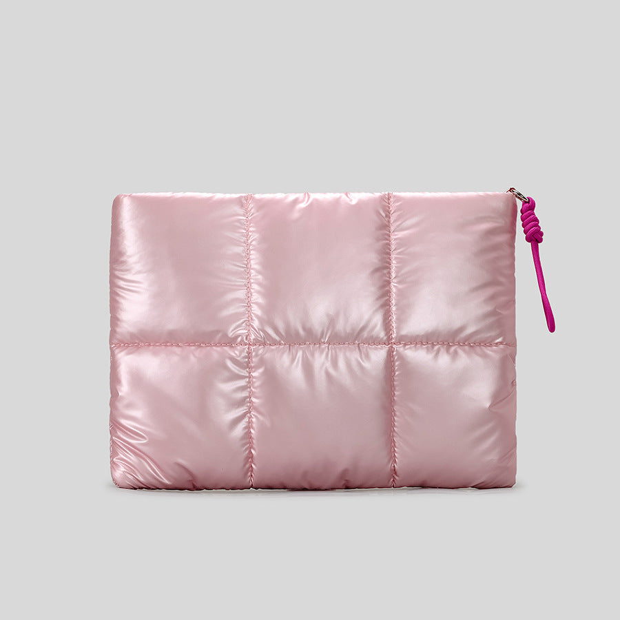 Gesteppte Puffer-Schultertasche in hochglänzendem Metallic-Silber mit neonfarbenem Kordel-Zipperanhänger und gepolstertem, geknotetem Trageriemen, Detailansicht 8