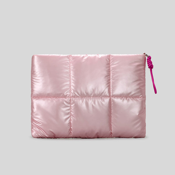 Gesteppte Puffer-Schultertasche in hochglänzendem Metallic-Silber mit neonfarbenem Kordel-Zipperanhänger und gepolstertem, geknotetem Trageriemen, Detailansicht 8