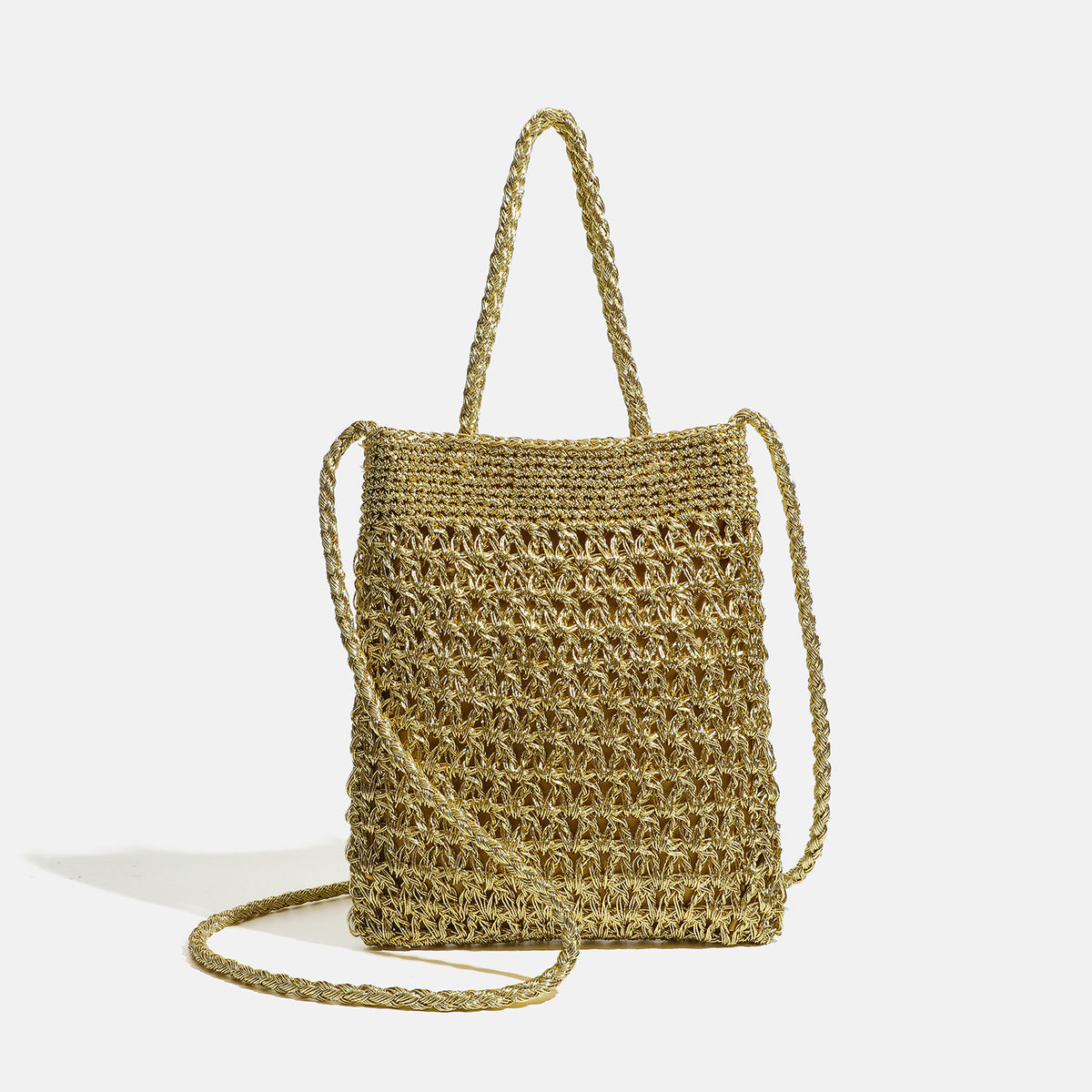 Kleine, weiche, rechteckige Schultertasche aus metallischem Häkelgewebe mit geflochtenem Tragegriff und langem Crossbody-Riemen, Vorderansicht