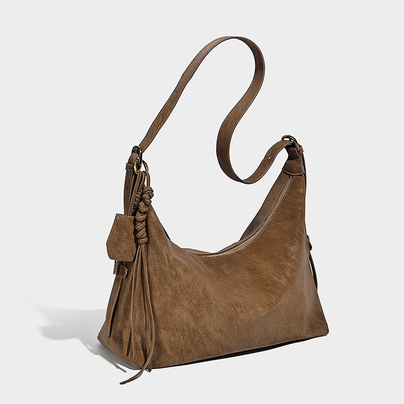 Weiche Hobo-Schultertasche mit matter Oberfläche, Quastenbesatz und goldfarbenen Beschlägen, Detailansicht 7
