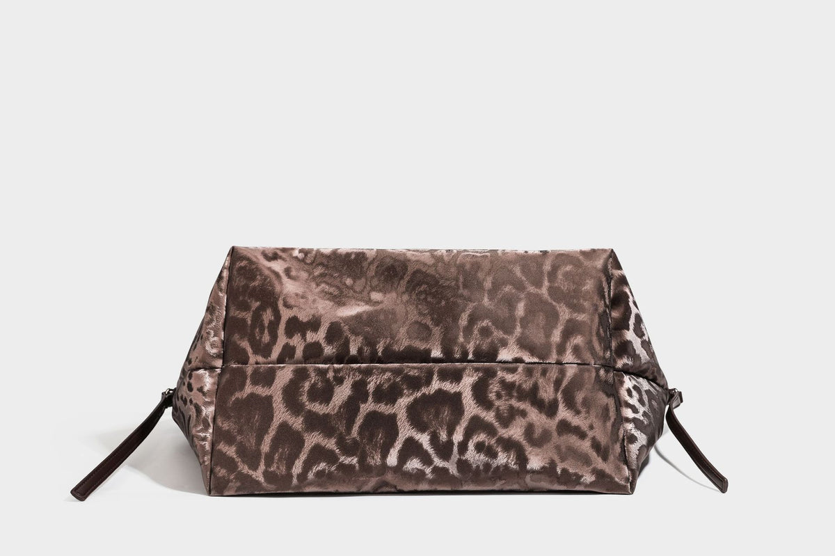 Große, glänzende Hobo-Schultertasche mit Leopardenprint, abnehmbarem Reißverschlusstäschchen und silberfarbenem Seestern-Anhänger, Detailansicht