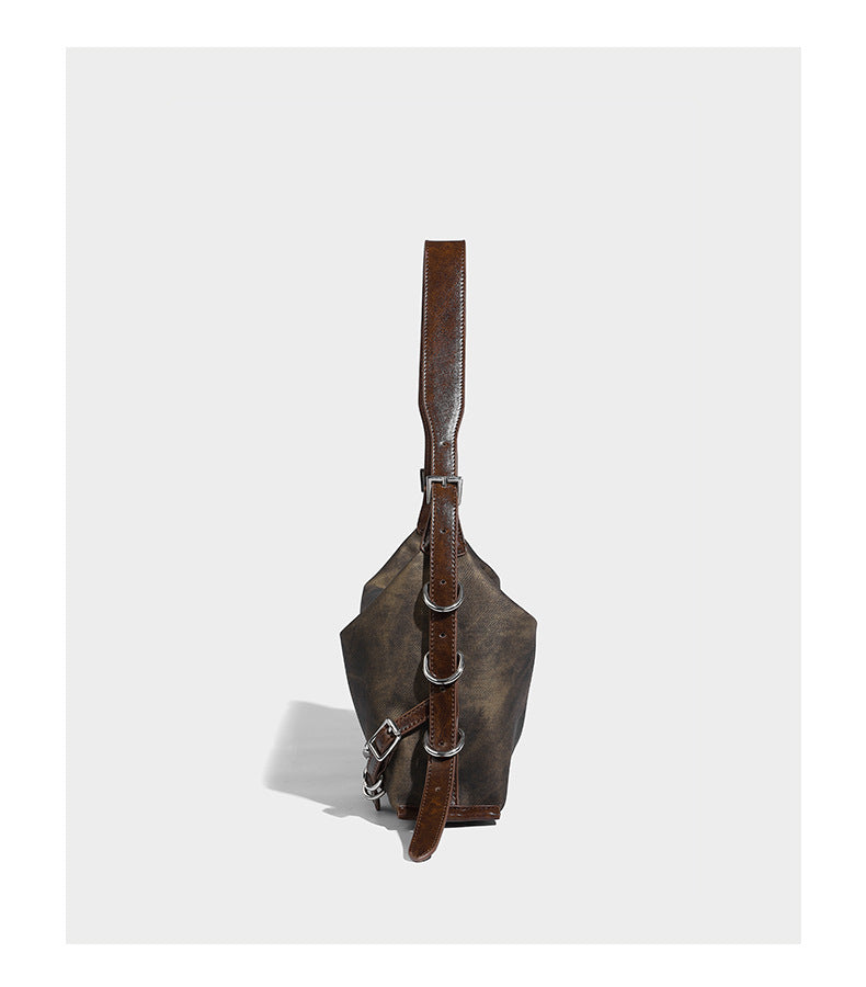 Formlose Hobo-Schultertasche mit Used-Finish, silberfarbenen Ring- und Schnallenbeschlägen sowie verstellbarem Riemen, Detailansicht 11
