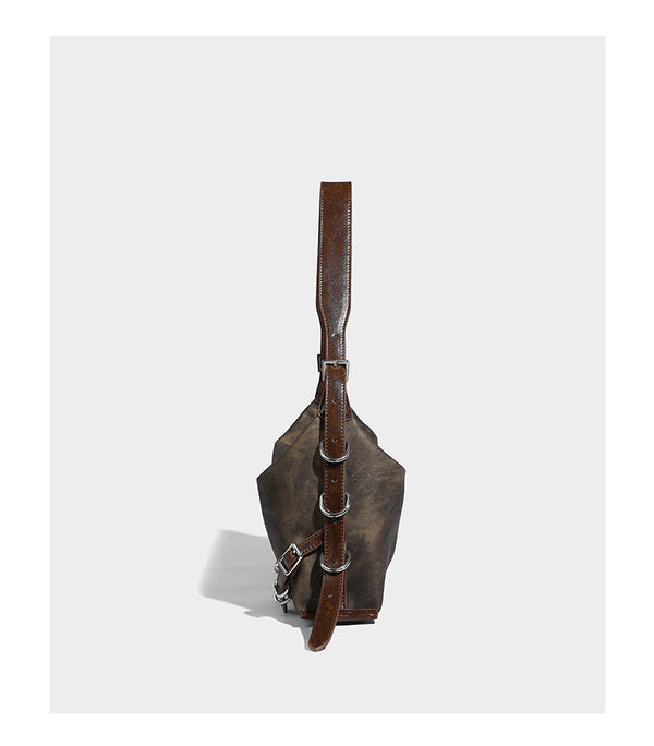 Formlose Hobo-Schultertasche mit Used-Finish, silberfarbenen Ring- und Schnallenbeschlägen sowie verstellbarem Riemen, Detailansicht 11