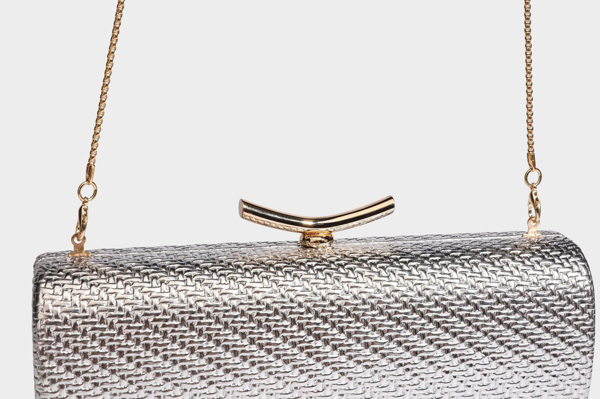 Strukturierte metallische Abend-Clutch mit gewebter Optik, geschwungenem goldfarbenem Kiss-Lock-Verschluss und abnehmbarem schmalem goldfarbenem Kettenriemen