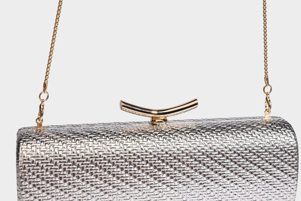 Strukturierte metallische Abend-Clutch mit gewebter Optik, geschwungenem goldfarbenem Kiss-Lock-Verschluss und abnehmbarem schmalem goldfarbenem Kettenriemen