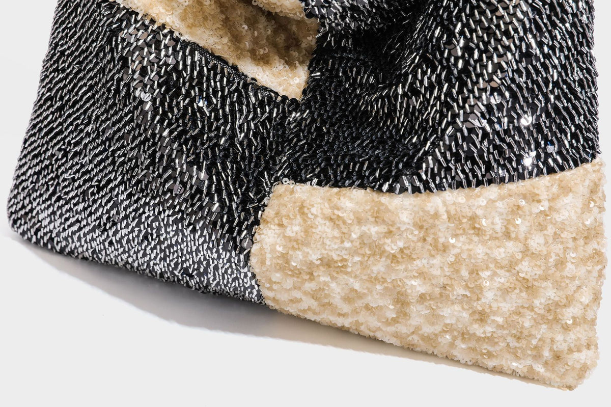 Lässig-weicher Patchwork-Schultershopper mit Pailletten, schwarz-goldenen oder creme-silbernen Colorblocking-Einsätzen und verstellbarem, schmalem Riemen