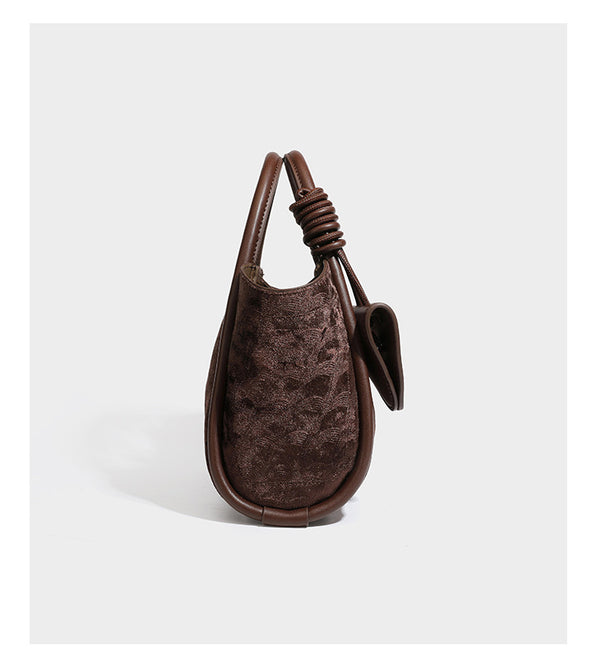 Kleine strukturierte Henkeltasche mit Samtstruktur in Braun, geknoteten Henkeln, einer vorderen Überschlagtasche und abnehmbarem, Detail