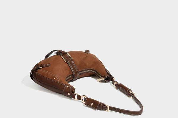 Halbmondförmige Schultertasche in camelbrauner Wildlederoptik mit weißen Kontrastnähten, goldfarbenen Beschlägen und