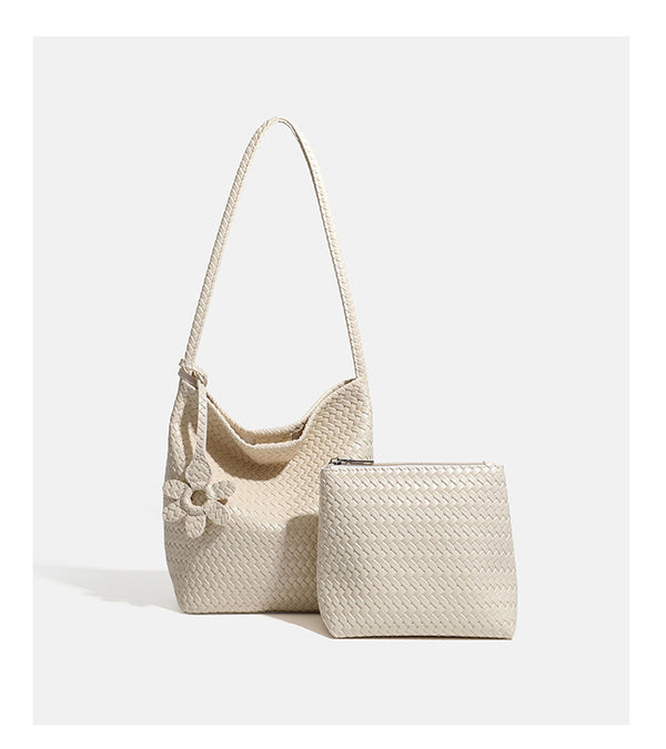 Dunkelbraune Beuteltasche aus geflochtenem Material in Lederoptik mit geflochtenem Riemen, Blumenanhänger und passender Reißverschlusstasche, Detailansicht 17