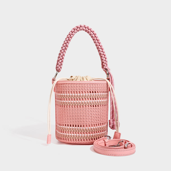 Zylindrische, handgeflochtene Beuteltasche mit geflochtenem Tragegriff, Kordelzugverschluss, Kordelquasten und Metalldetails, Detailansicht
