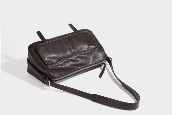 Formstabile rechteckige Schultertasche mit vorderem Überschlag in dunkler Espresso-Lederoptik, silberfarbenen Beschlägen und langem