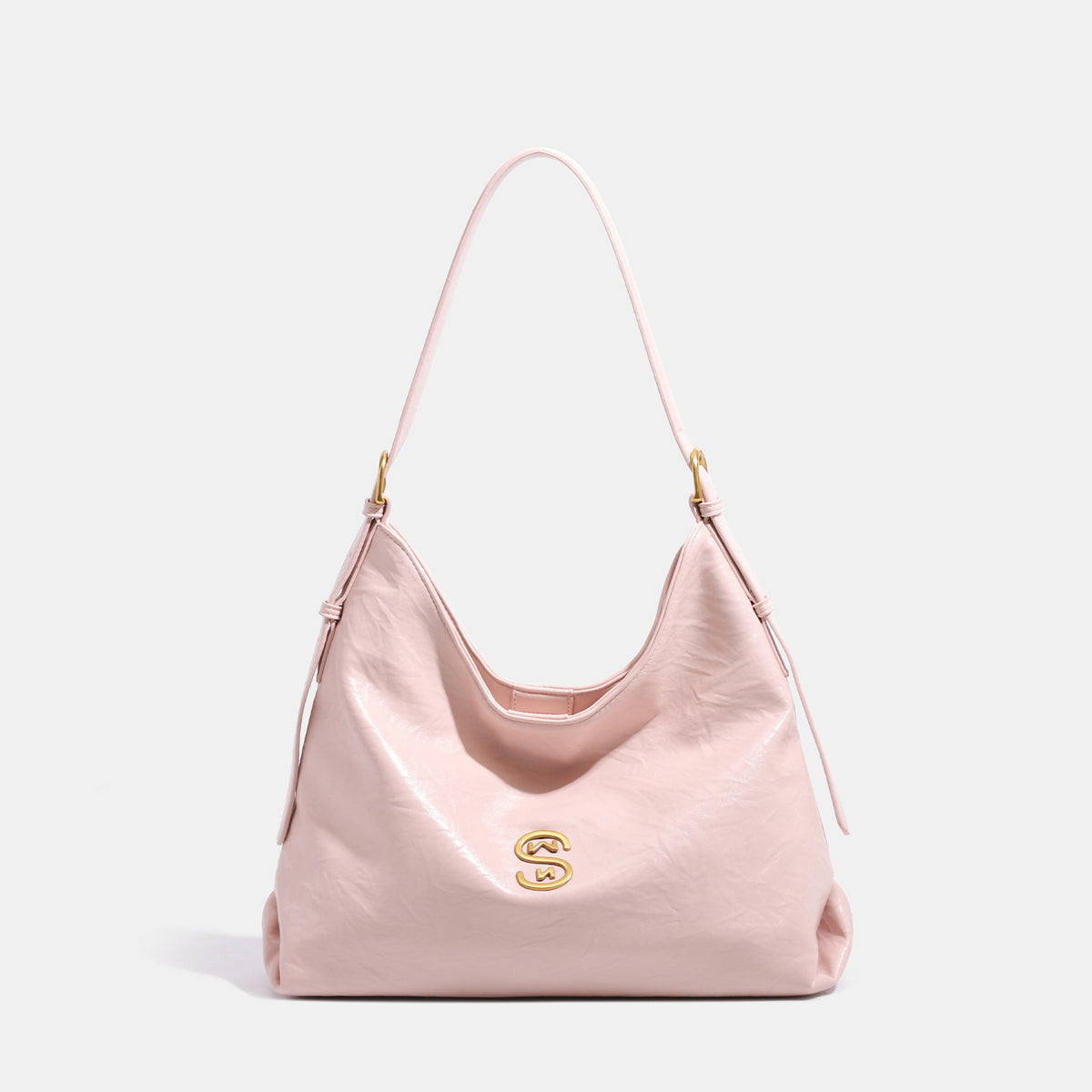 Weiche, lässig drapierte Hobo-Schultertasche mit glänzender lederähnlicher Optik, goldfarbenen Logo-Details und verstellbarem Riemen, Detailansicht 6
